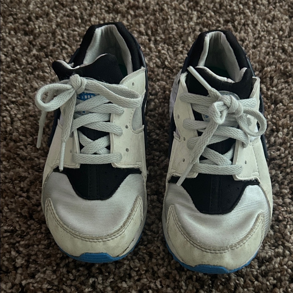 Nike Kids Black and White Sneakers with Blue Accents